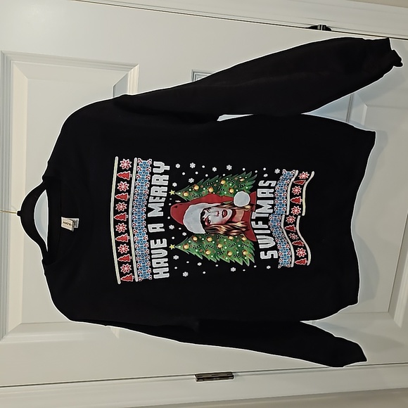 Merry Swiftmas Sweatshirt (M) Taylor Swift - Picture 1 of 4
